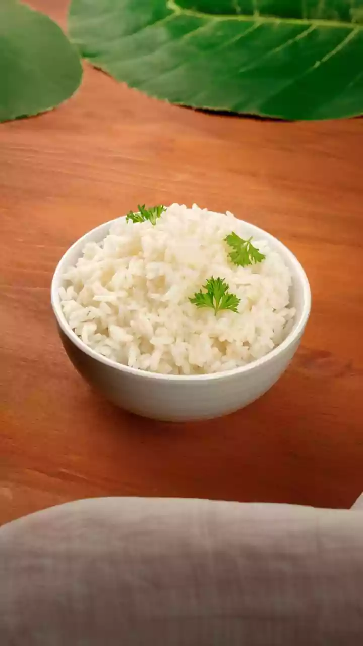 Os melhores chefs concordam: “O arroz branco mais saboroso não é cozido apenas com água, mas sim com 2 folhas de louro, 3 dentes de alho e 2 xícara...