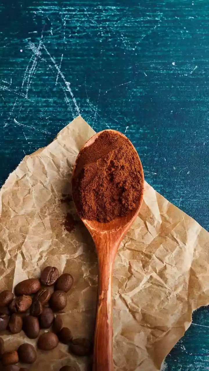 Pó de café no cabelo funciona? O que a dermatologia diz sobre a receita que viralizou