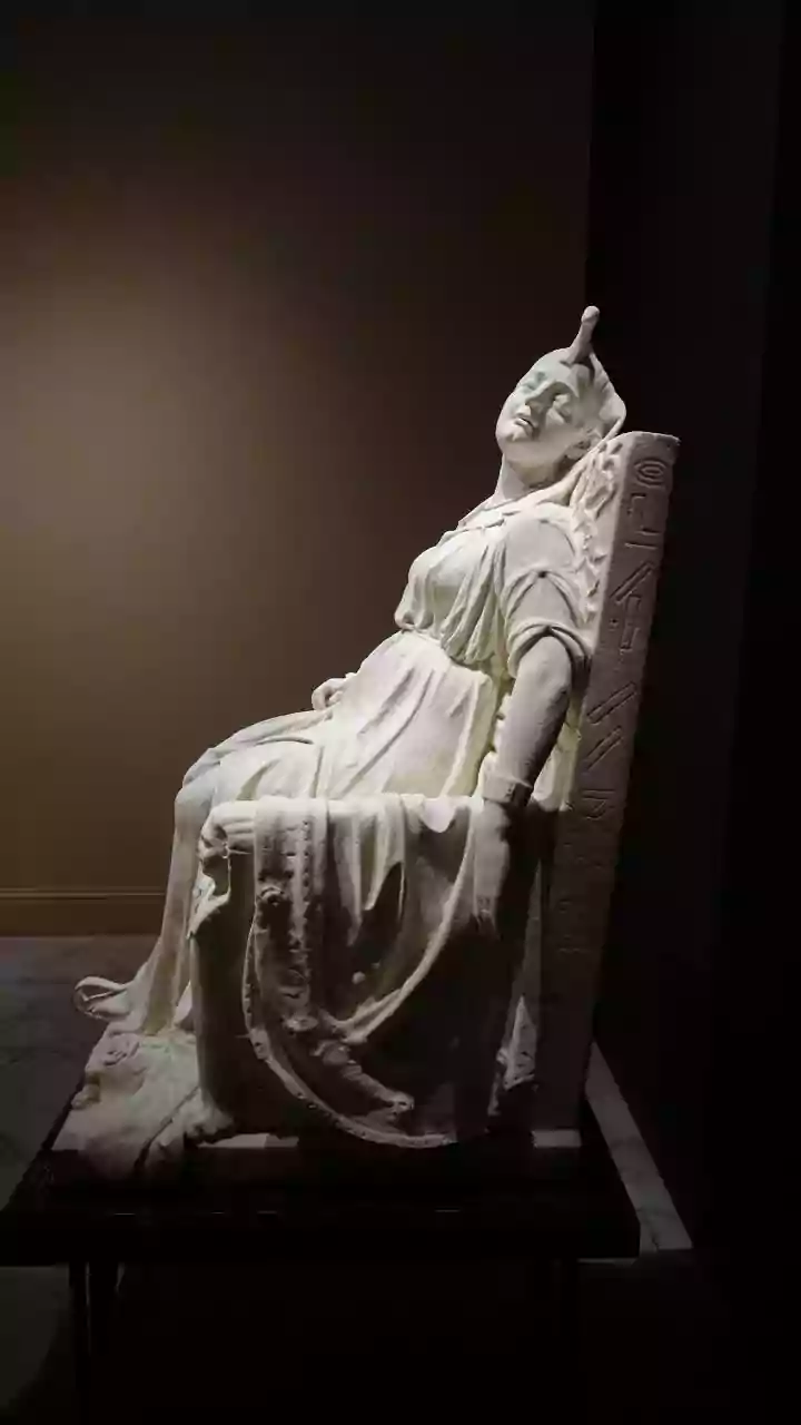 A escultura de Cleópatra que desapareceu por um século e foi usada como lápide de cavalo