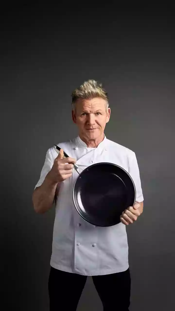 Gordon Ramsay avalia moqueca de cozinheira baiana e surpreende:'Não mudaria nada'