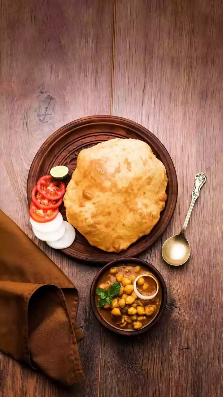 Delhi Street Vendor Makes ‘Bhatura Pizza’ With Paneer And Momo Sauce: ‘Thoray Chole Bhi Dal Dete Feel Ke Liye’