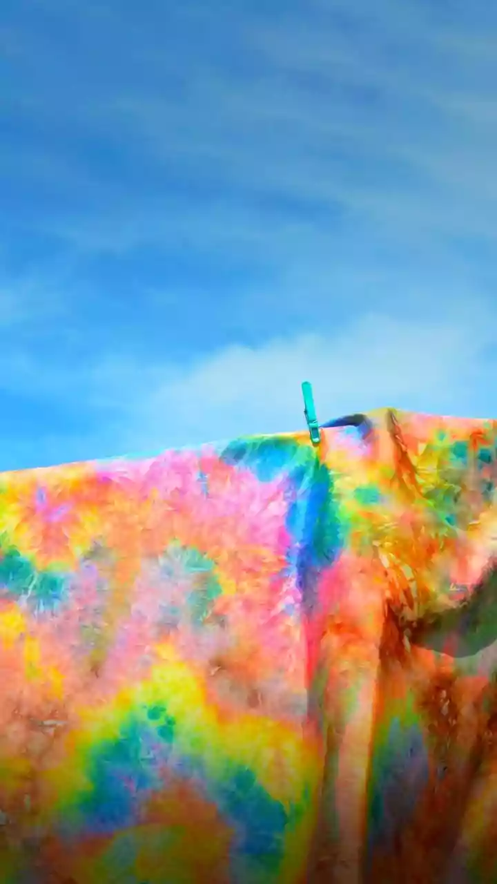 Understanding Tie-Dye Craft in Contemporary Styling Through the 2026 Bandana Revival