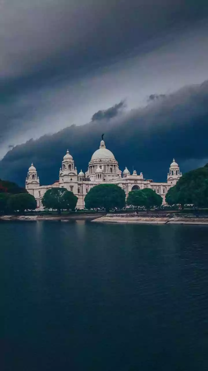 Bengal's Political Pulse: Modi's 'Jhalmuri' Diplomacy & I-PAC's Kolkata Exit