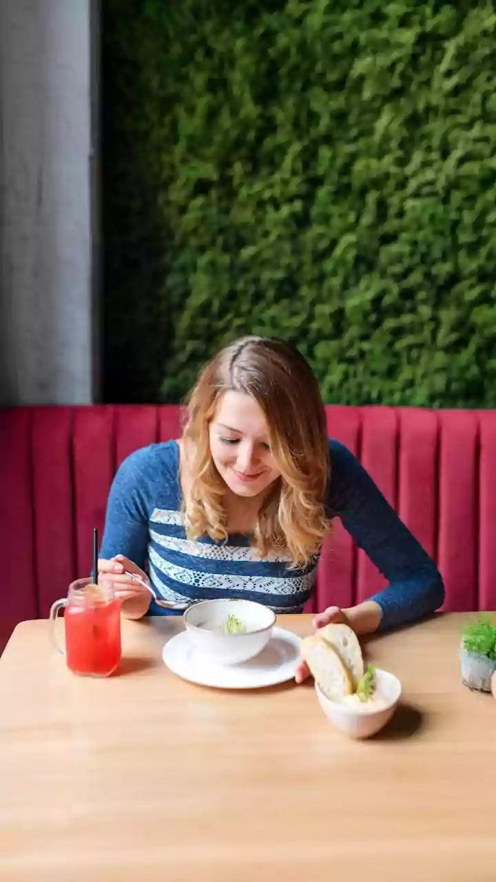 Meal Companions May Shape Eating Speed More Than We Realise