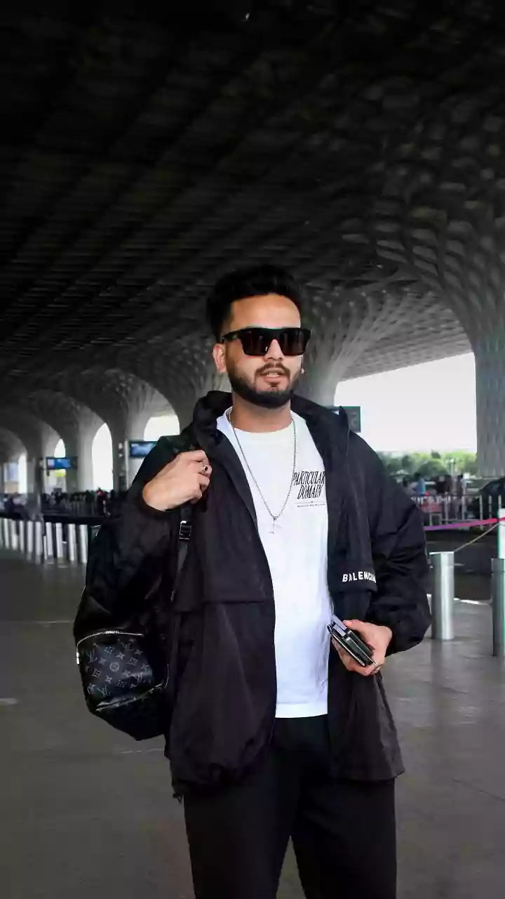 'Ye Real Hai Ki AI': Elvish Yadav X Lionel Messi Viral Photo Raises Question Amid Footballer's Flight Delay