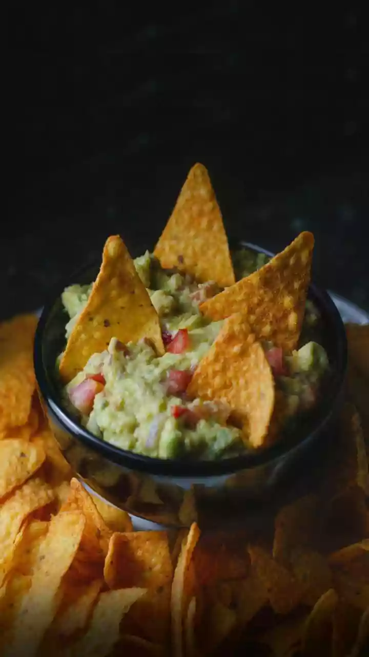 Os mexicanos dizem que o segredo para o guacamole ficar mais cremoso e com sabor equilibrado é colocar um fio de azeite de oliva