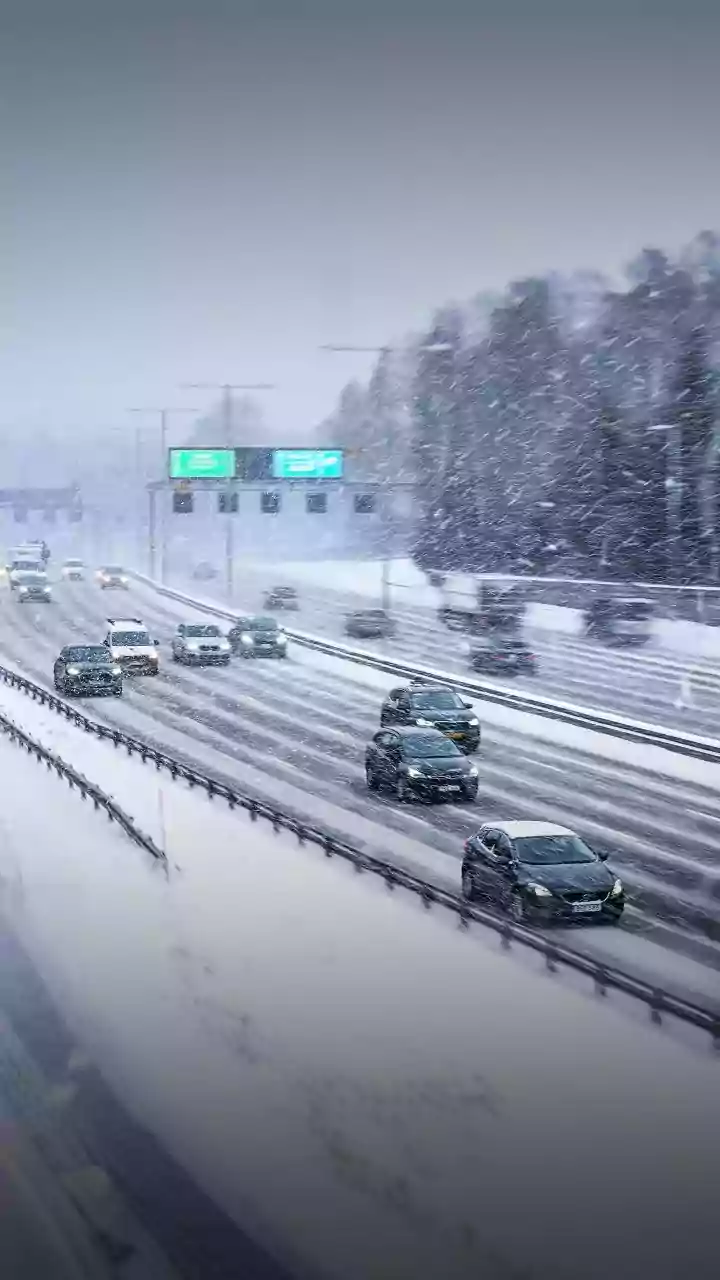Detroit Car Pile-Up: Dozens of Vehicles Crash on I-75 as Snow Squall Hits City | WATCH VIDEO