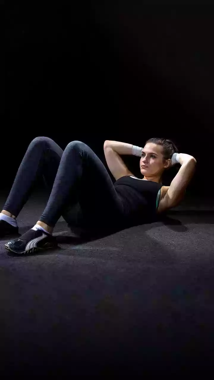 Why elbow-to-knee crunches should be your go-to cardio workout