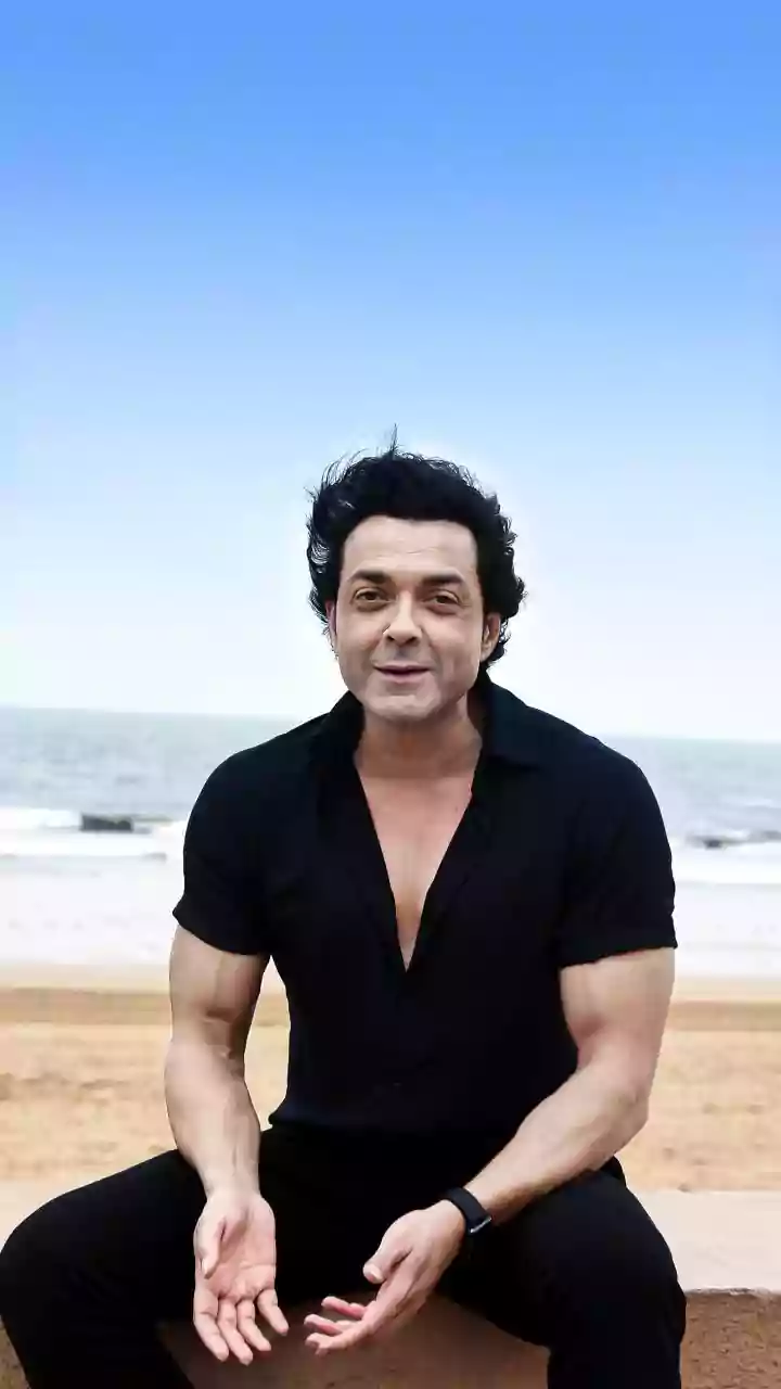 Ikkis: Bobby Deol Transforms into a Young Dharmendra for His Father's Last Movie, Provides Voiceover