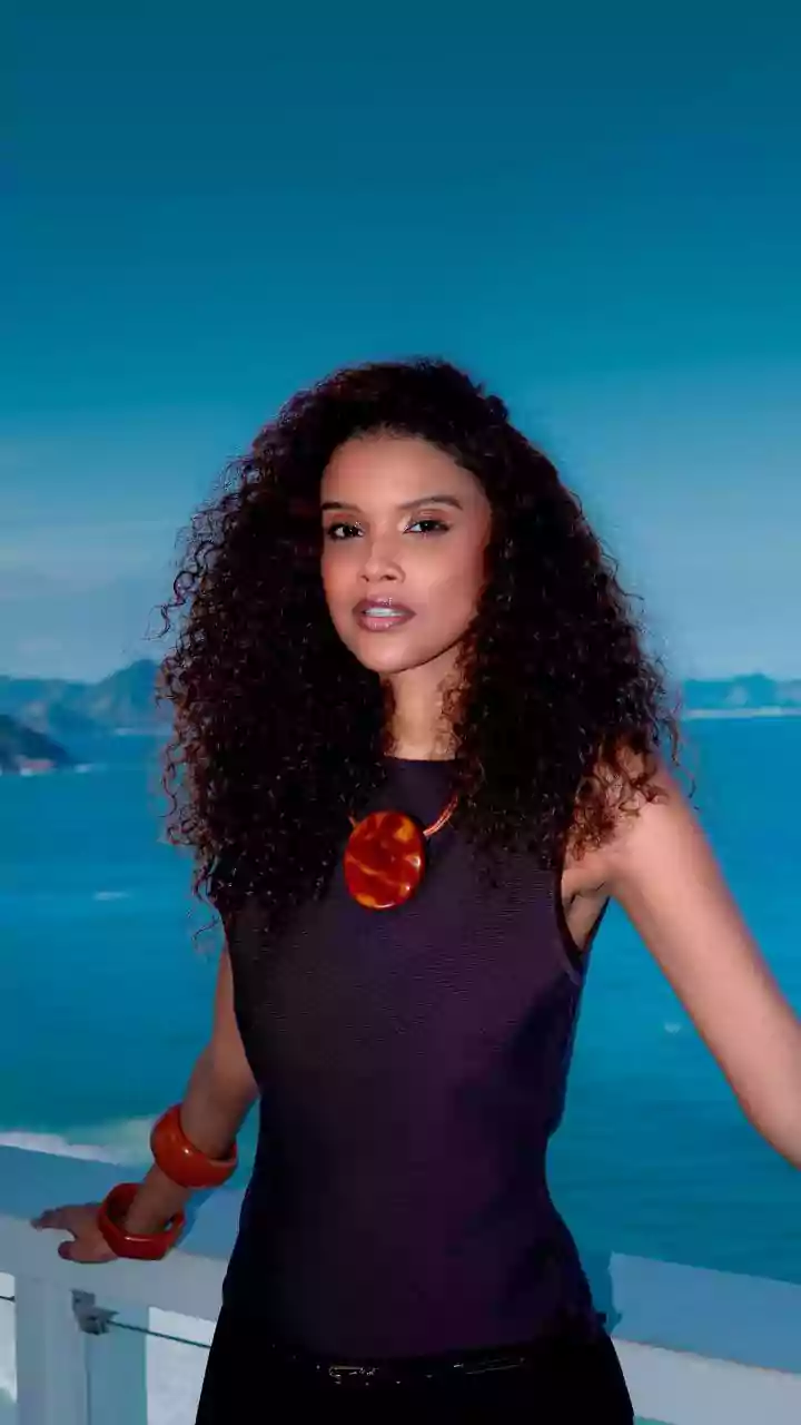 Aline Dias compara nova novela vertical da Globo com Malhação: 'Escola excelente'