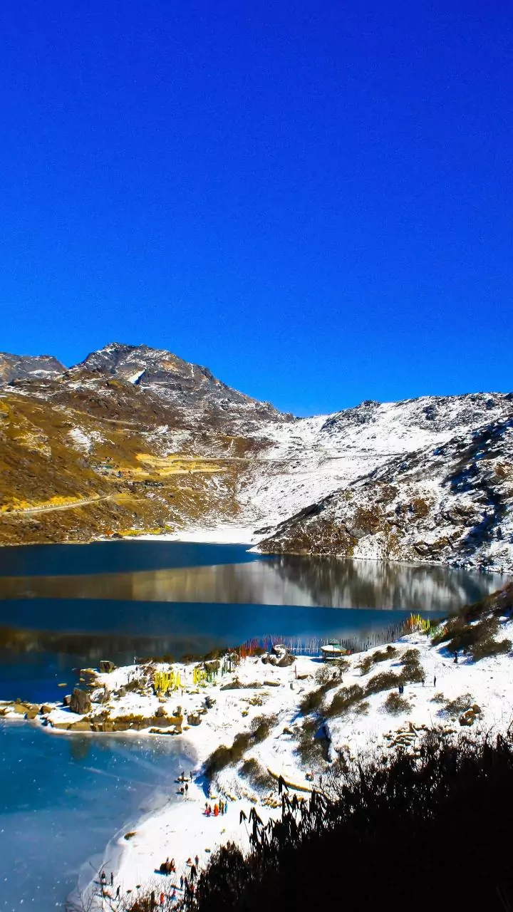 Sikkim: 350 vehicles stranded near Tsomgo Lake due to snowfall