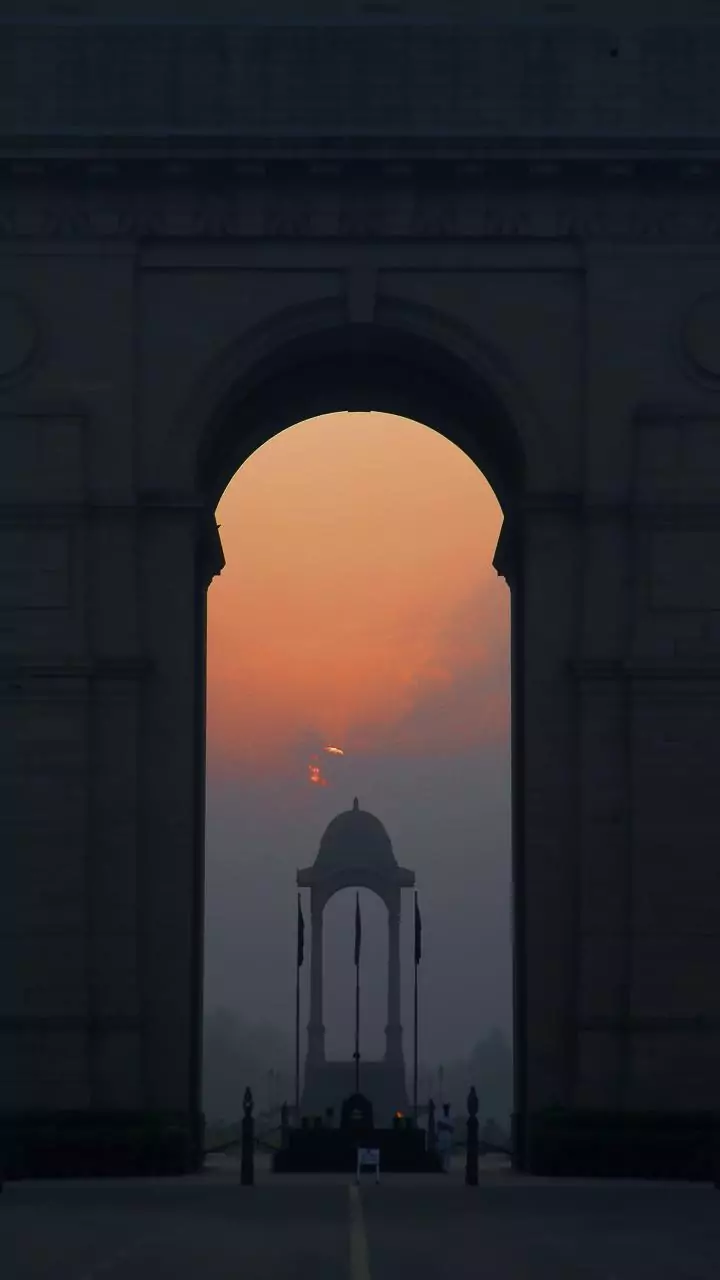 IMD’s Delhi alert — fog + cold wave may slow early travel.