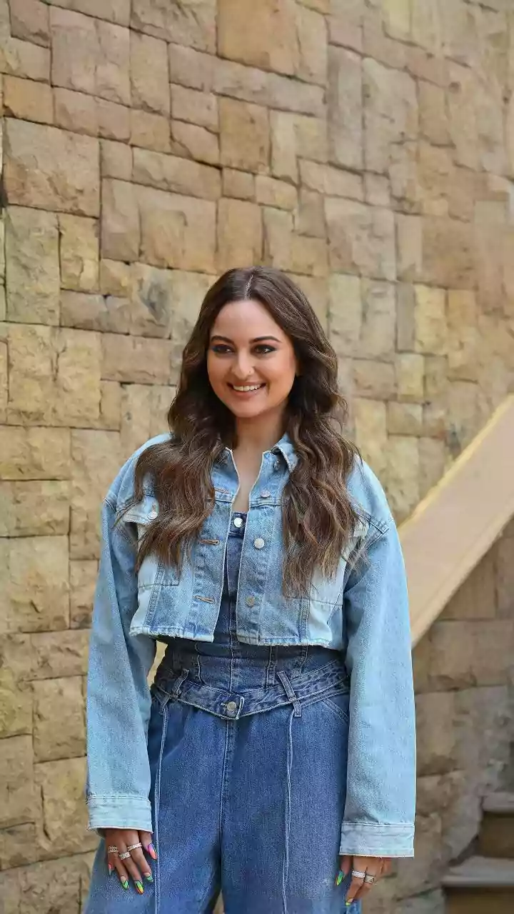 Sonakshi Sinha DELETES Post Slamming Air India Over 6-Hour Flight Delay: 'Absolutely Hate You, Do Better'