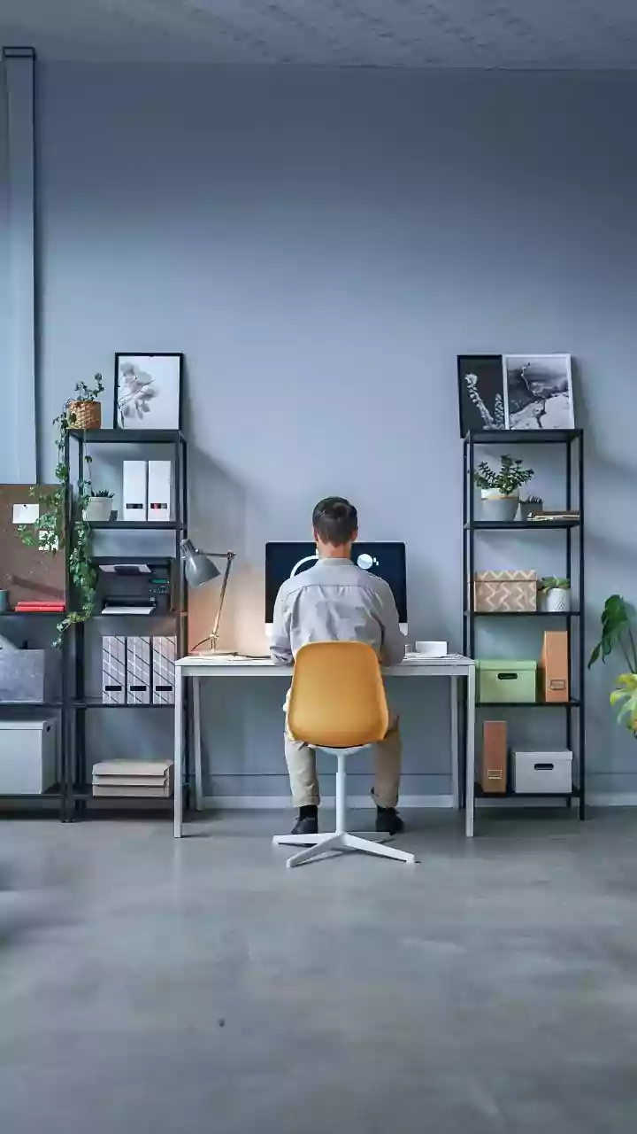 AI's Impact: Young Workers' Job Anxiety Soars