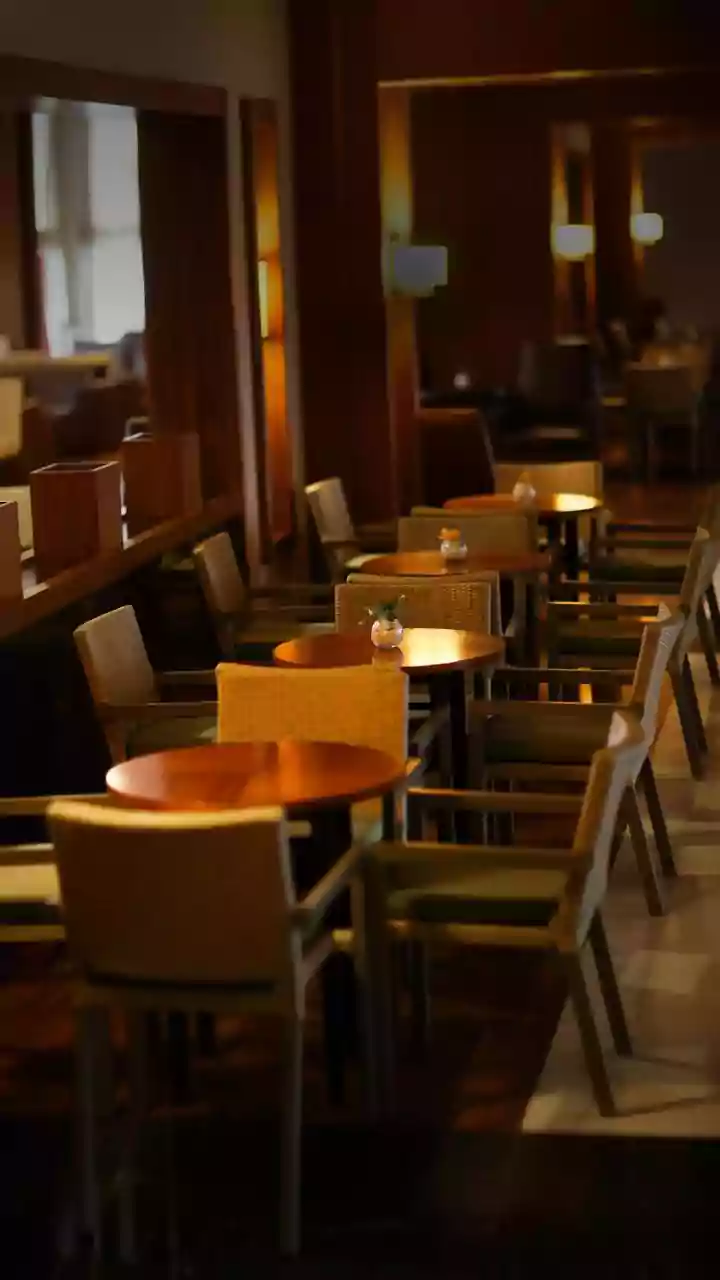 Ensure Free Airport Lounge Entry By Tracking Monthly Minimum Spend On Basic Credit Cards