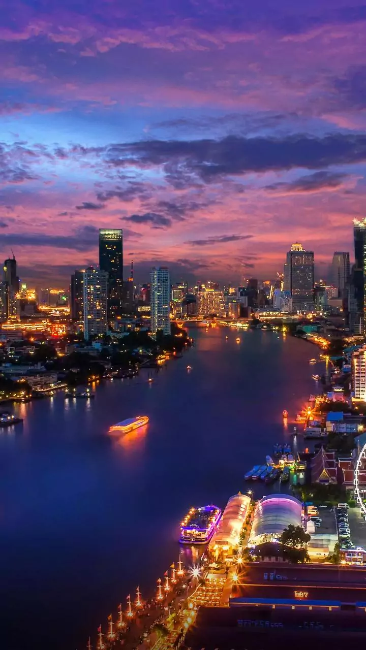 Bangkok drying after weekend floods, 700,000 affected and emergency declared