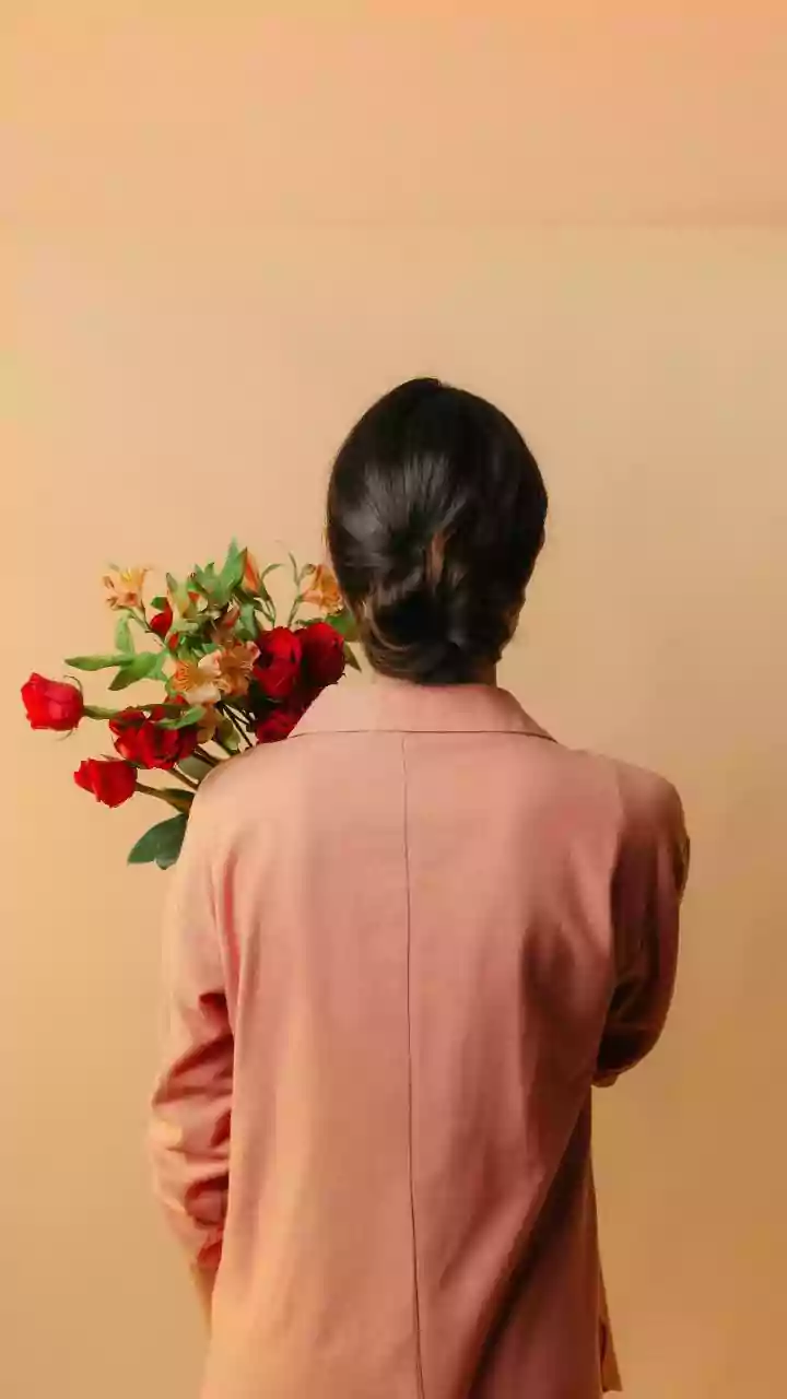 Fresh Flowers Can Turn A Simple Bun Into A Festive Hairstyle: What The Evidence Supports