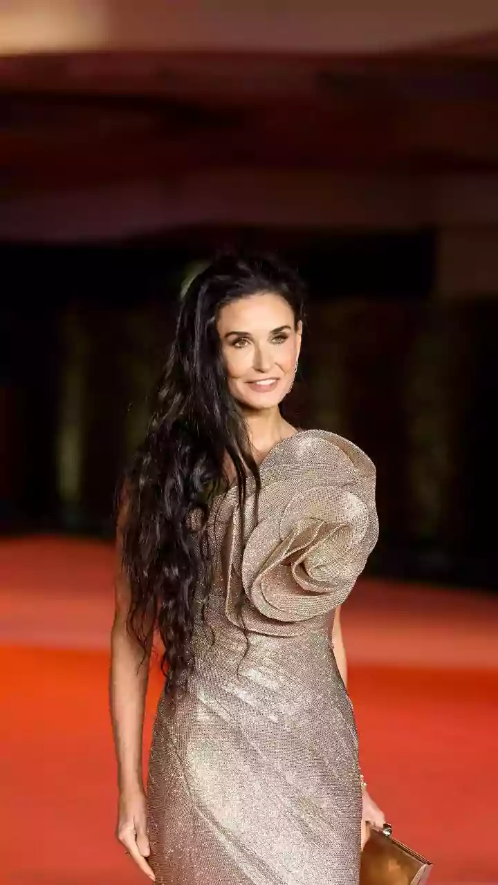 O que pode estar por trás das transformações físicas de Demi Moore?