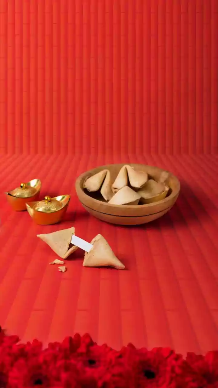 From Eating Grapes To Smashing Plates, These New Year Eve's Rituals Will Help You Manifest A Better 2026