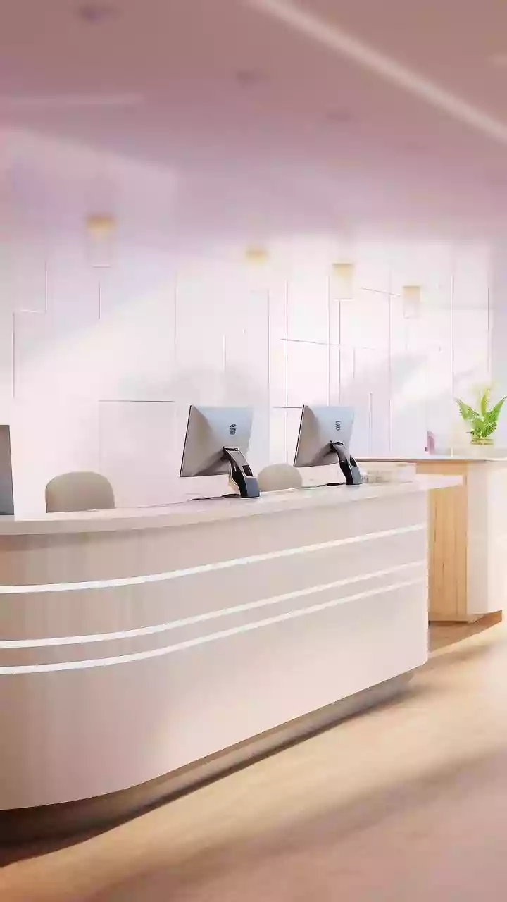 How to behave at a reception desk: 5 etiquette tips