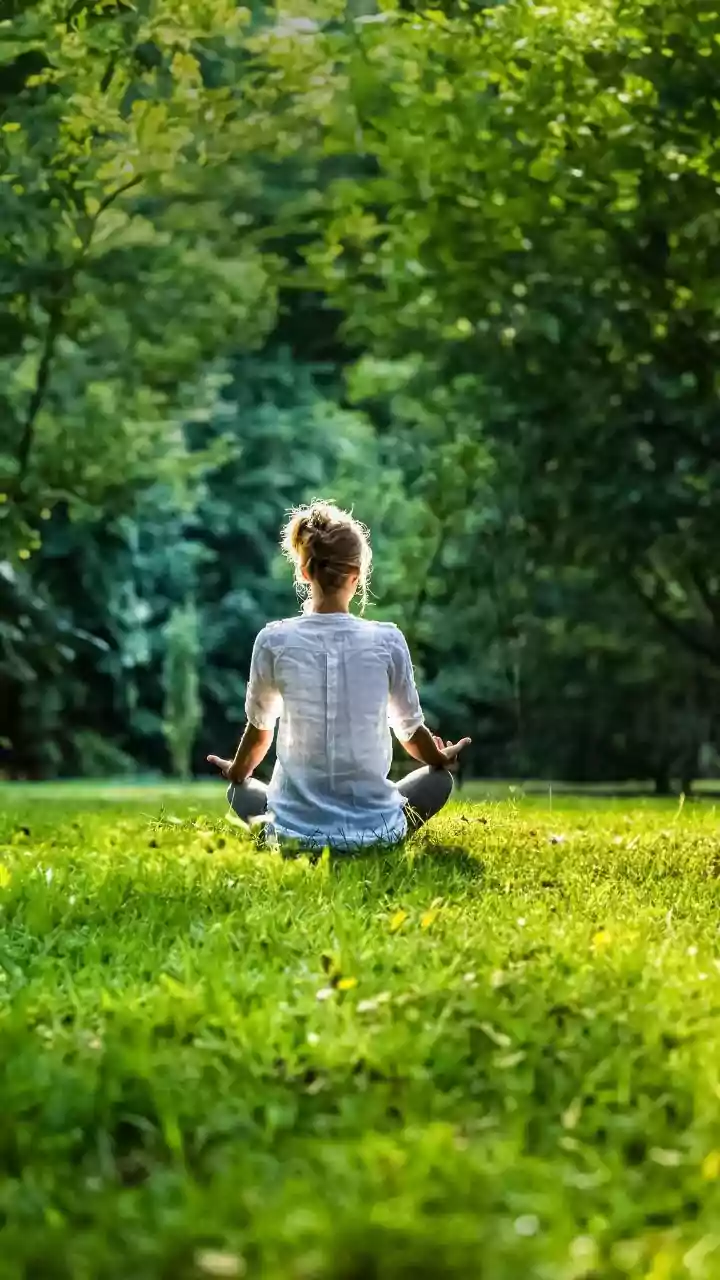 5 Meditative Practices That Reduce Cognitive Overload In A Hyperconnected World