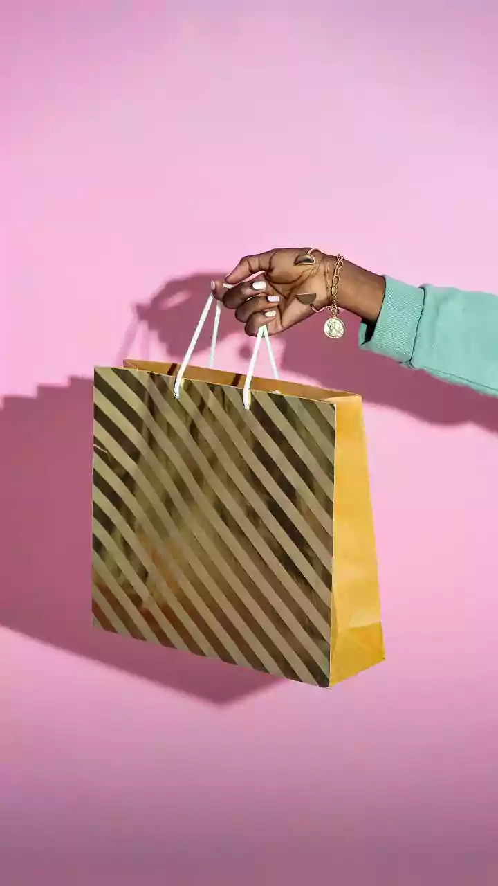 França multa Shein e mantém resistência ao fast fashion