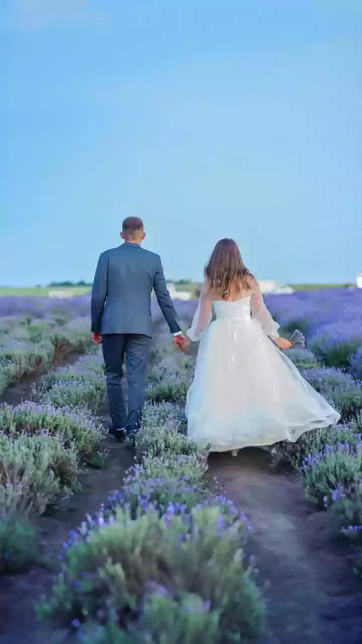 Eco-Conscious Nuptials: Dutch Couple Marries at Bustling Train Station in Second-Hand Attire