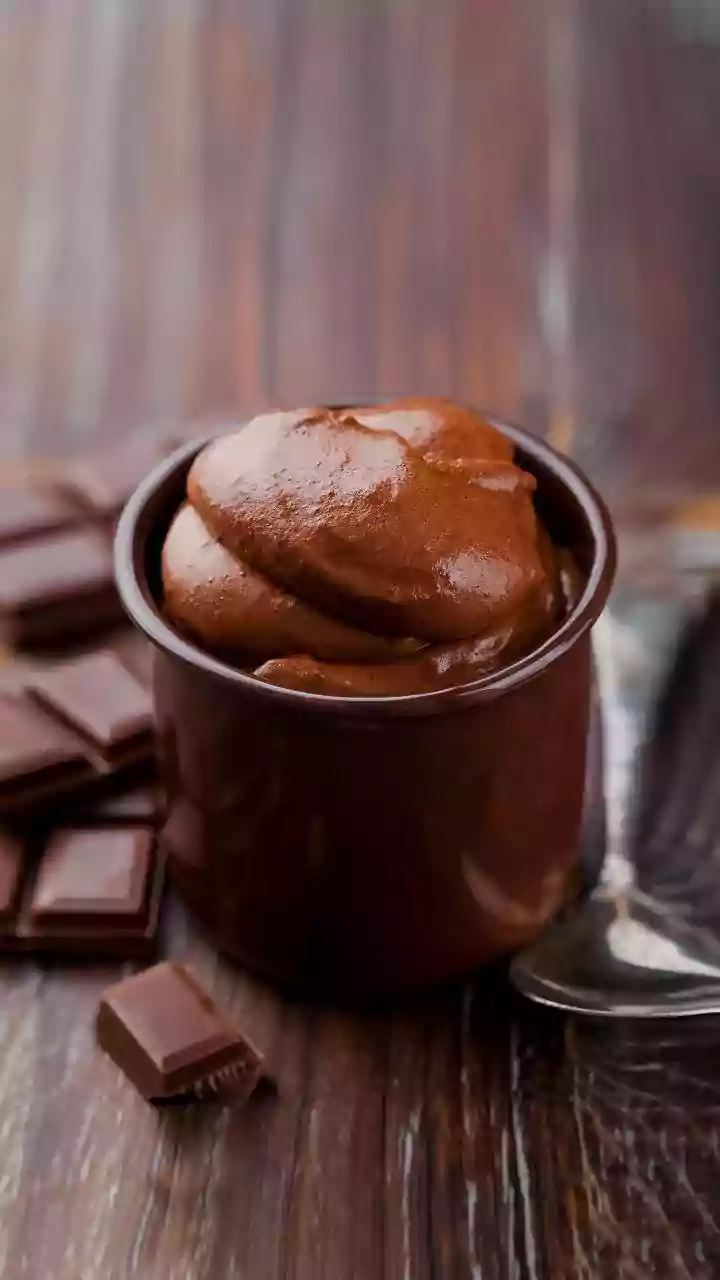 Decadent Dark Chocolate Soufflé: 2-Ingredient Delight!