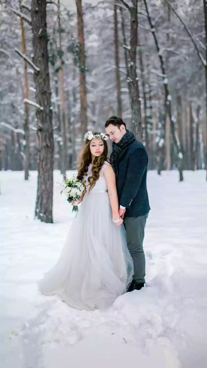 Couples Prioritize Weather Comfort Over Traditonal Winter Holiday Windows