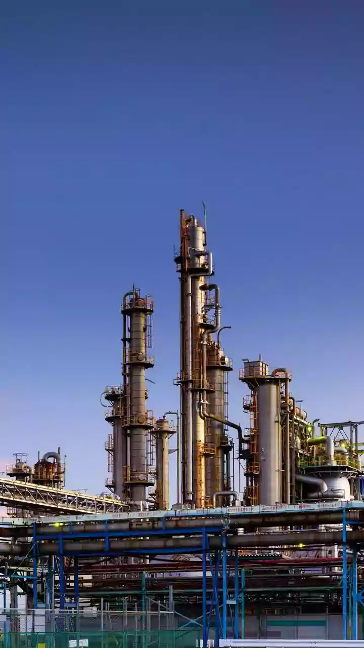 Oil prices jump 2.5% on US sanctions against Russian energy firms
