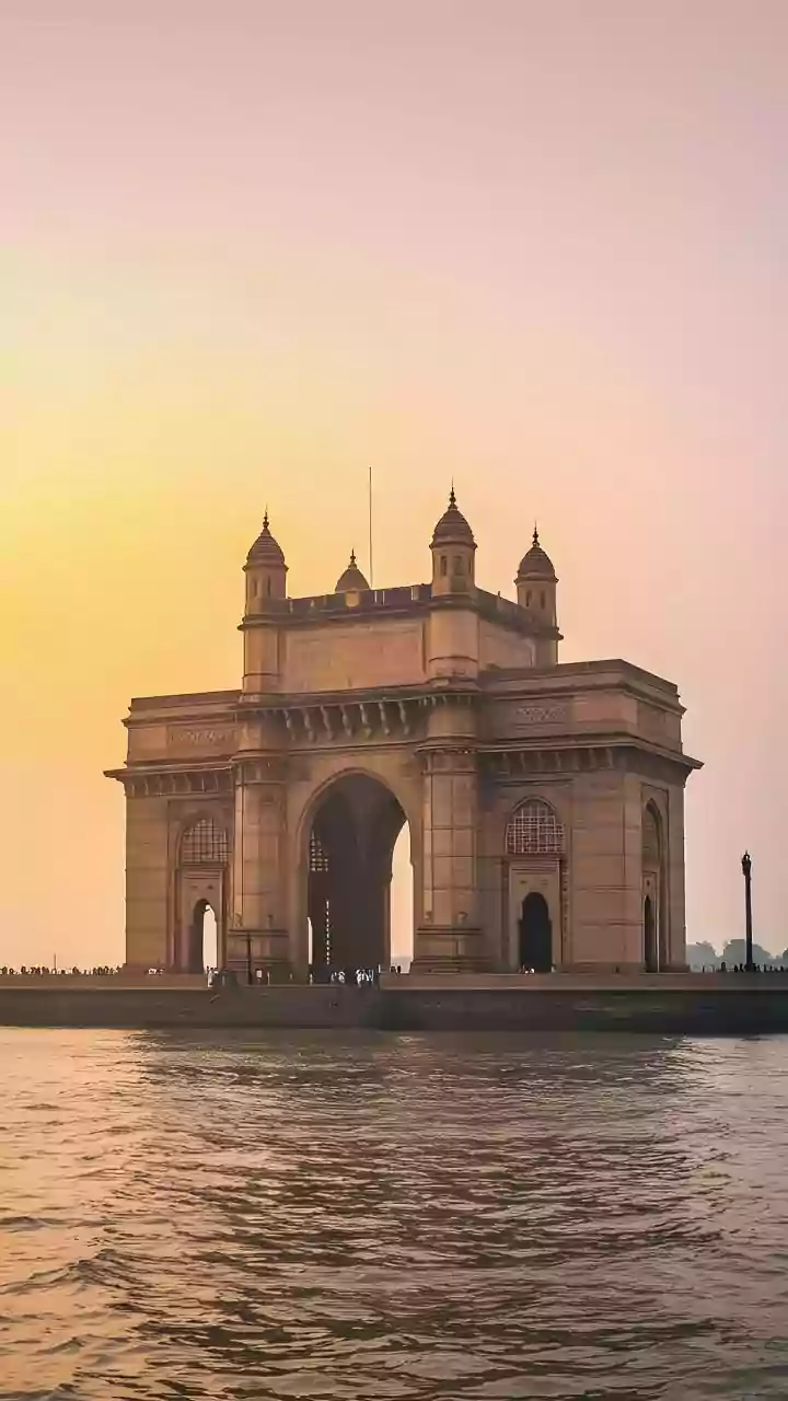 Mumbai Weather Update For Dec 21, 2025: Cool Winter Morning Gives Way To Smog As Air Pollution Overshadows City's Sunday Skies; AQI In Poor Range A...