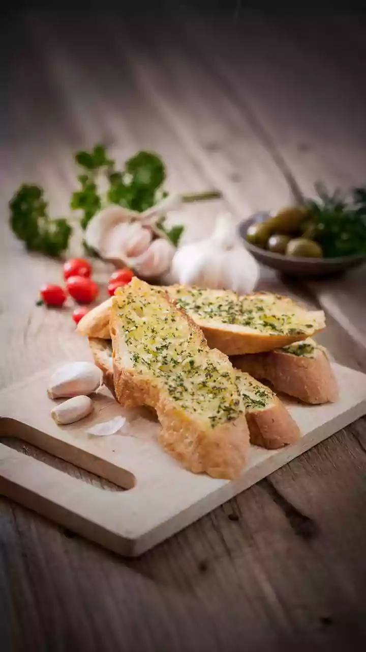 Pão de alho caseiro: aprenda versão cremosa que vai roubar a cena do seu churrasco