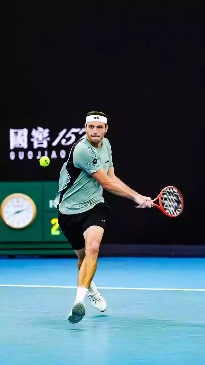 Australian Open: Taylor Fritz survives Royer scare, reaches second round