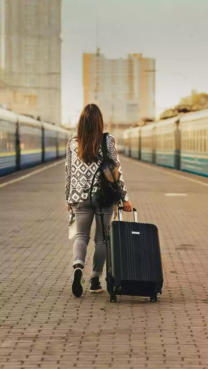 How to set up destination alarm alerts on train travel apps so you never miss nighttime stations