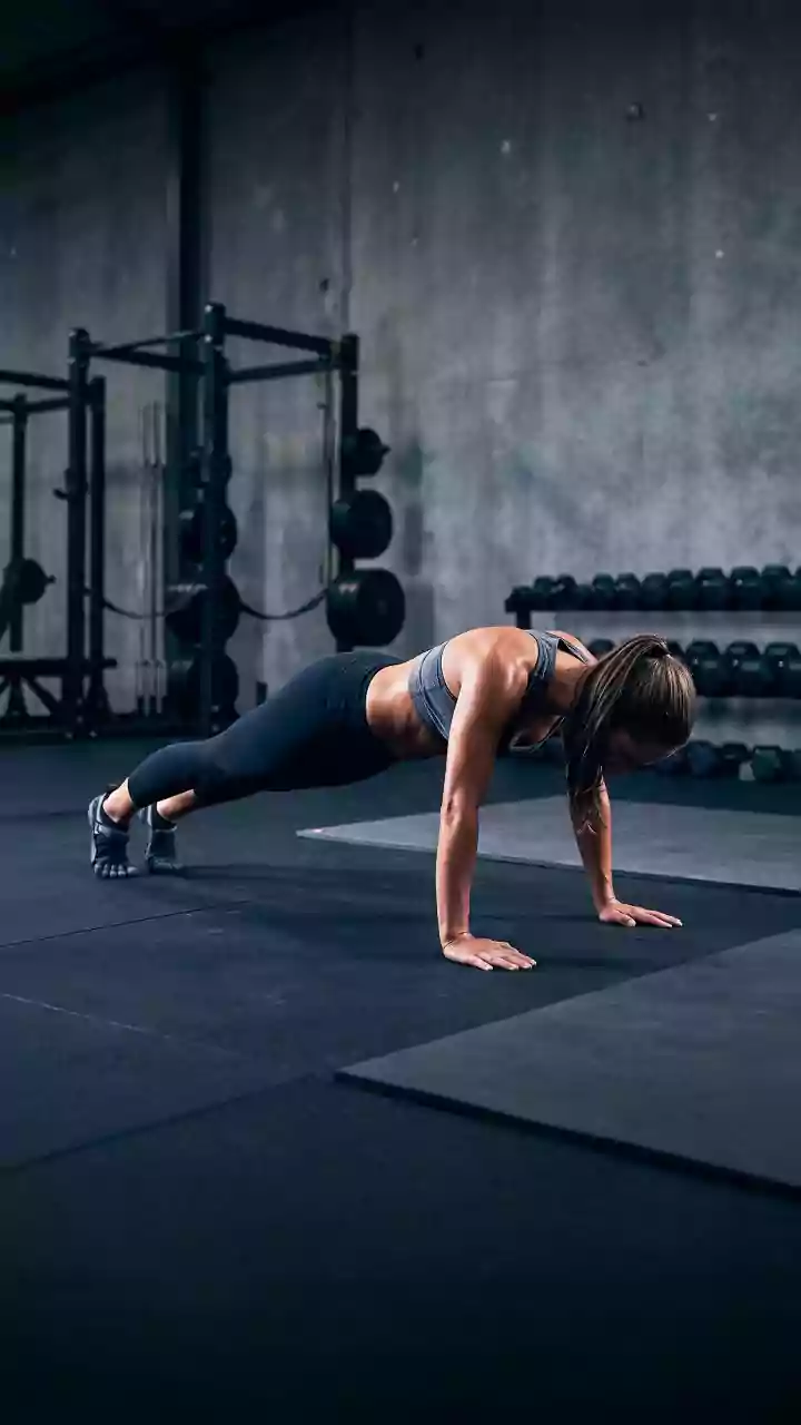 Flexão de braço: abrir demais os cotovelos aumenta o risco de lesão?