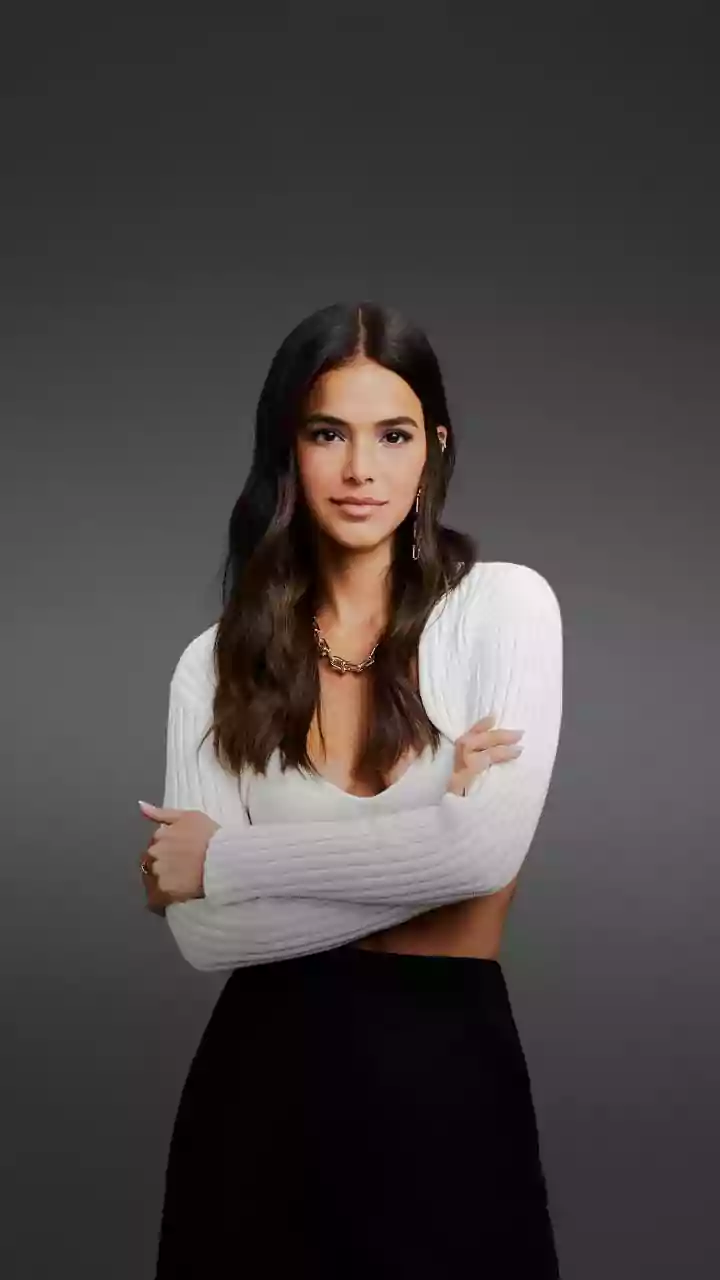 Discreta, Bruna Marquezine faz rara aparição ao lado de Shawn Mendes e dos pais; vídeo
