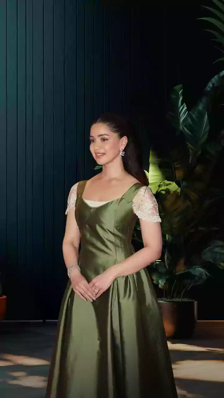 Sara Tendulkar blushes as fans ask which team will she support during LSG vs GT; video goes viral