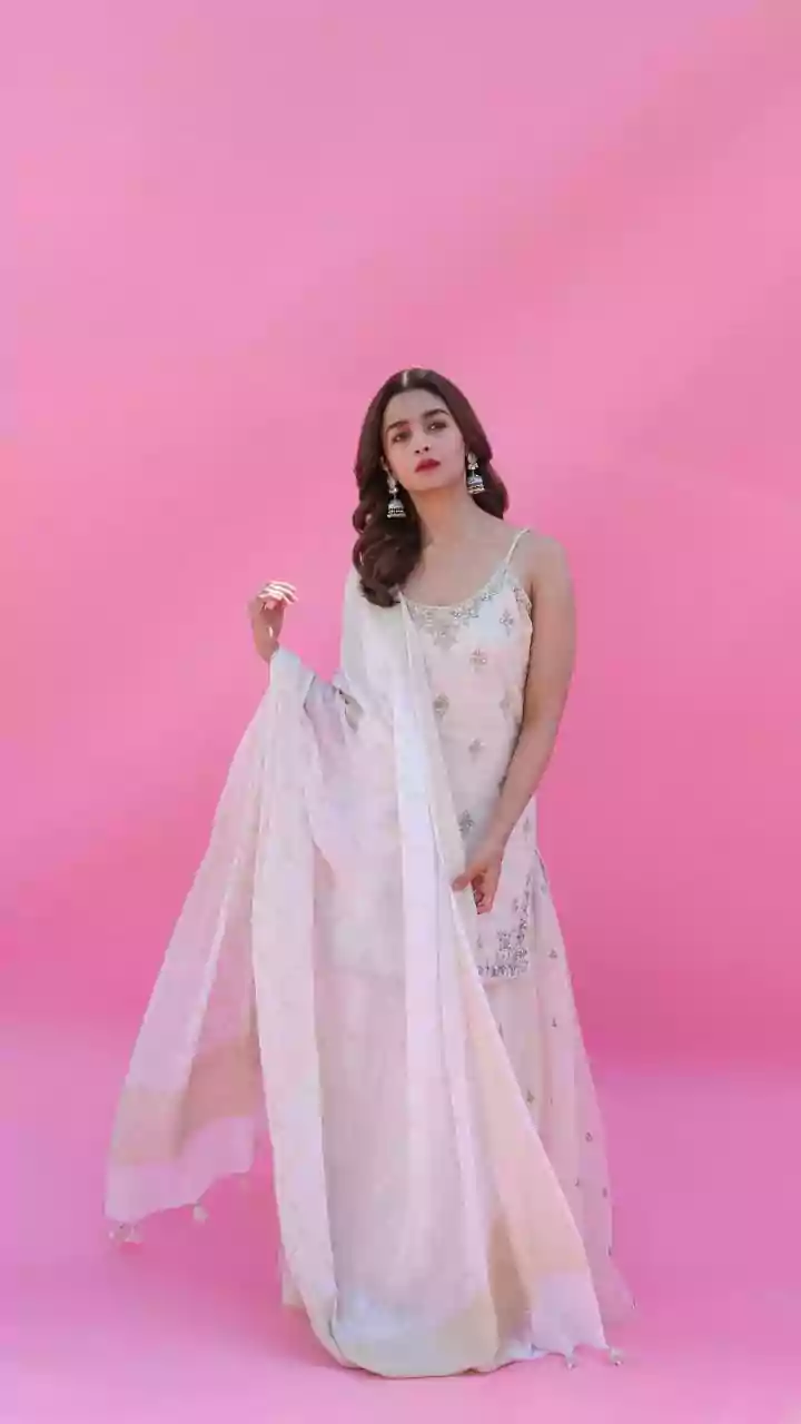 Alia Bhatt Rings In Christmas With Mom Soni Razdan And Mother-in-Law Neetu Kapoor