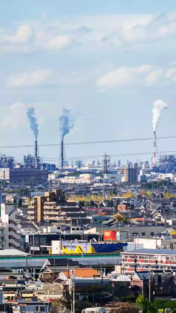 Doctors' Advice On Pollution And Skin Examines How Dirty Air May Affect Skin Appearance