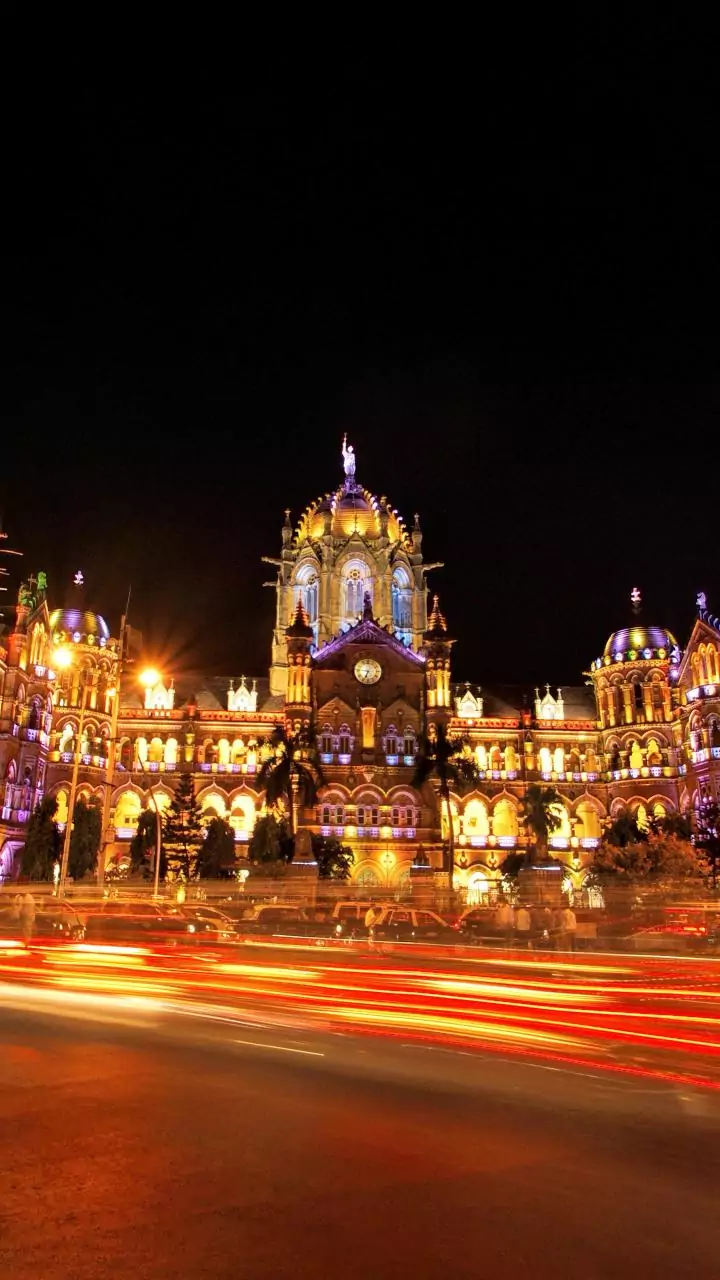 Viral video sparks safety worries at Mumbai's Andheri station