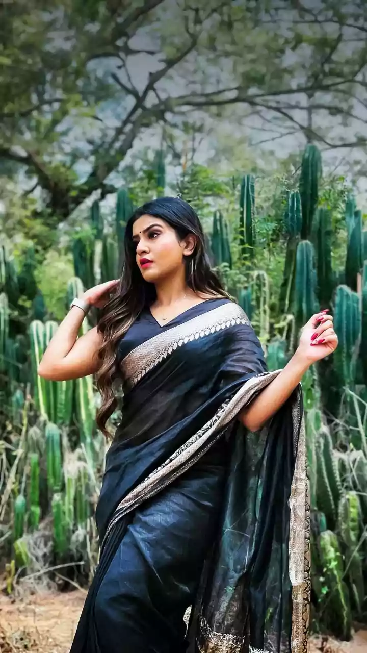 How Handloom's Everyday-Wear Revival Reframes Easier Cuts For Daily Dressing