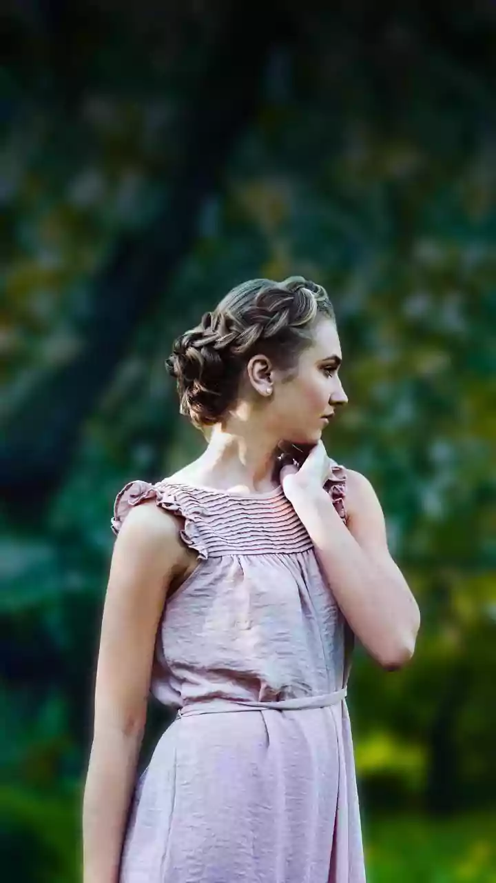 Hairstyles For Round Faces Guide: Loose Updos With Face-Framing Strands