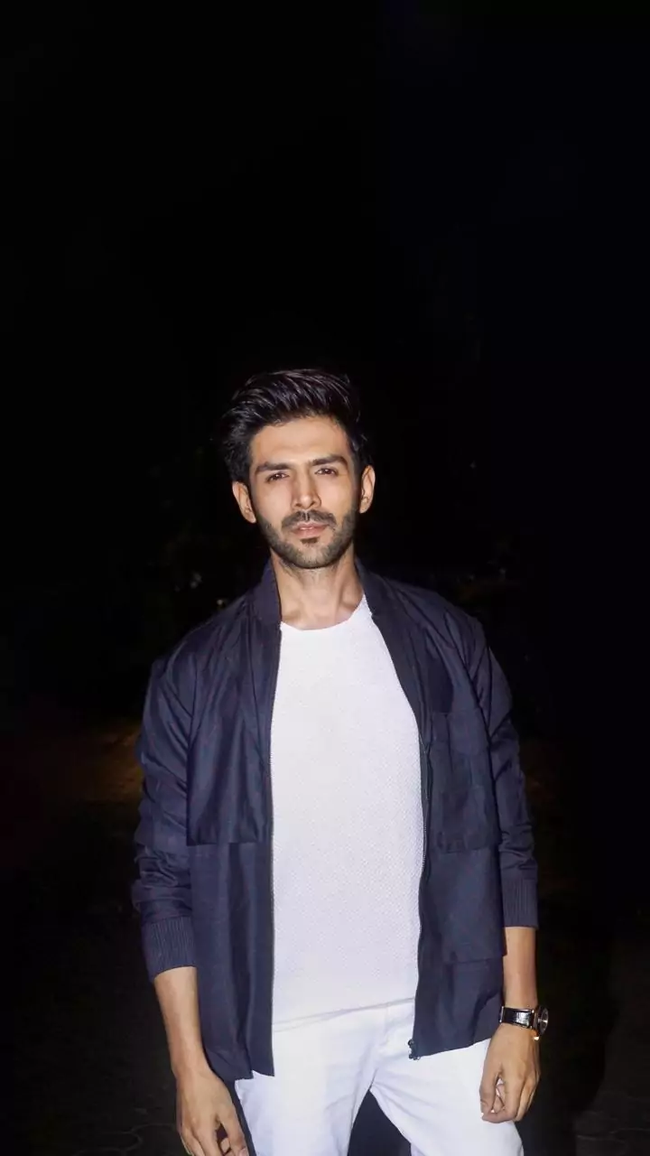 Kartik Aaryan shoots 'Naagzilla' at India Gate, fans turn up