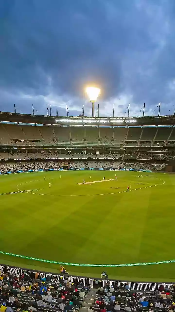 Warm start, better finish—conditions ease as night settles in.