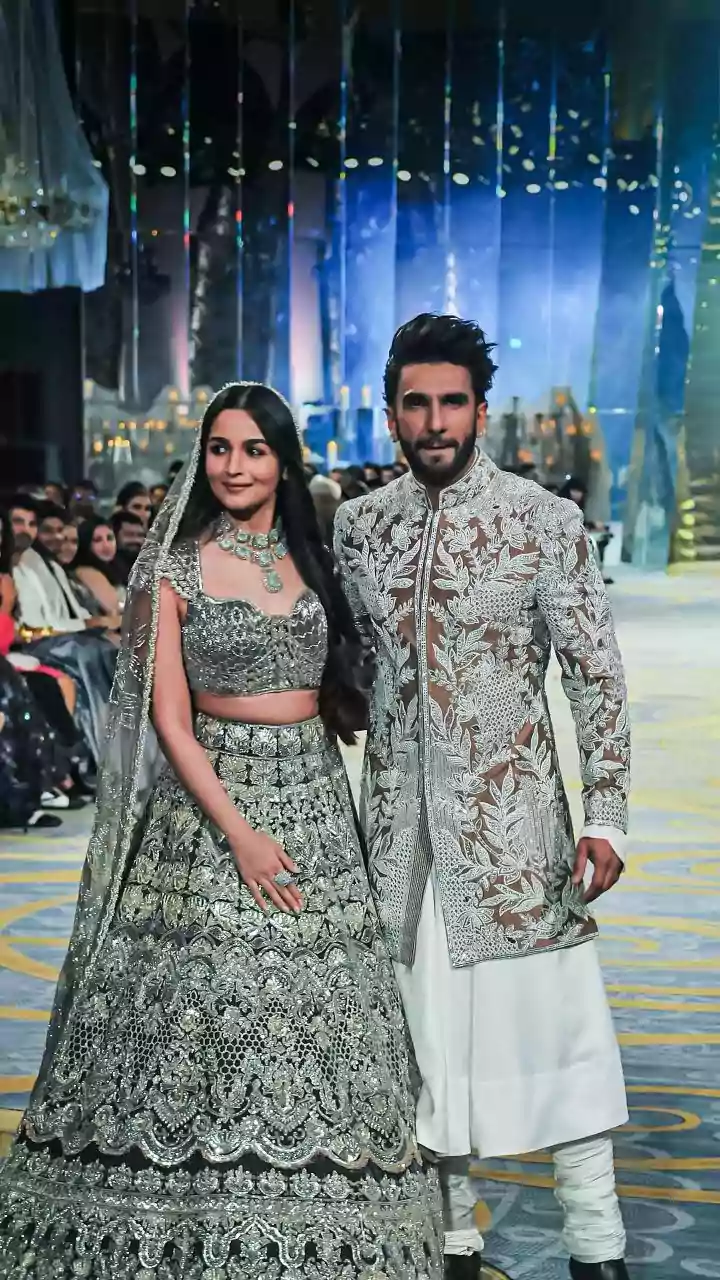 Seven Celebrity Looks Bring Different Moods To Navratri Dressing
