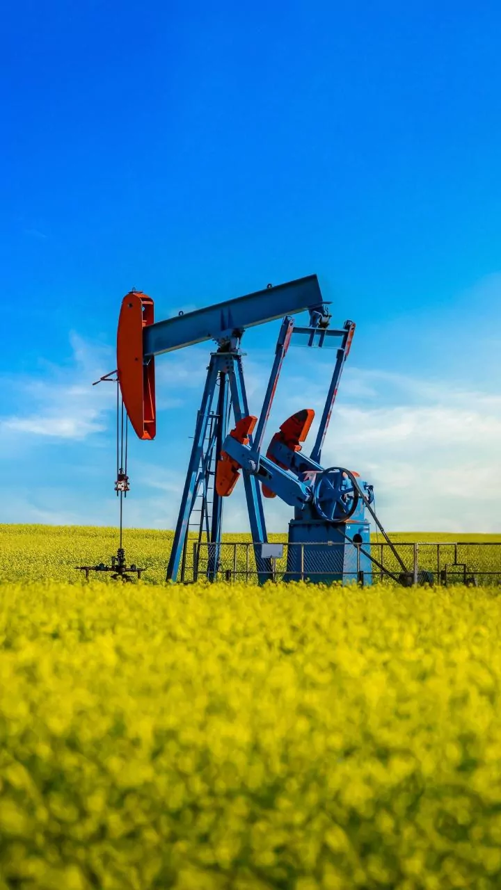 Oil holds gains amid traders gauge geopolitics against inventories