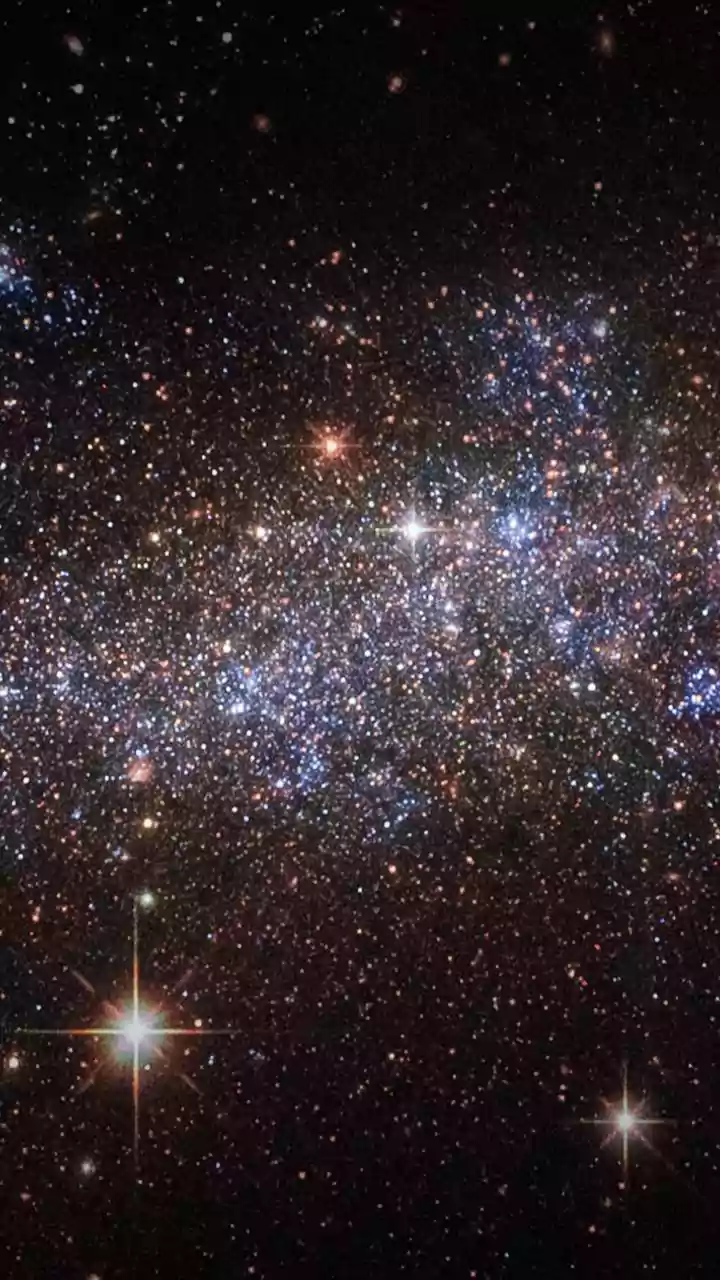 Astronomers discover globular cluster stellar stream in distant UGC9050-Dw1