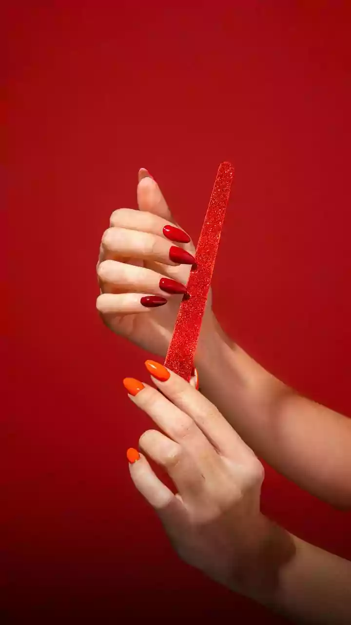 O segredo das manicures: como fazer nail arts complexas em segundos usando carimbo