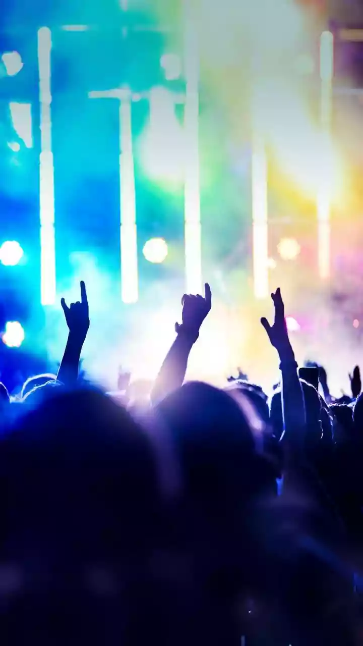 Pune's FC Road Comes Alive On New Year's Eve; Viral Videos Show Youth Dancing On PMPML Buses