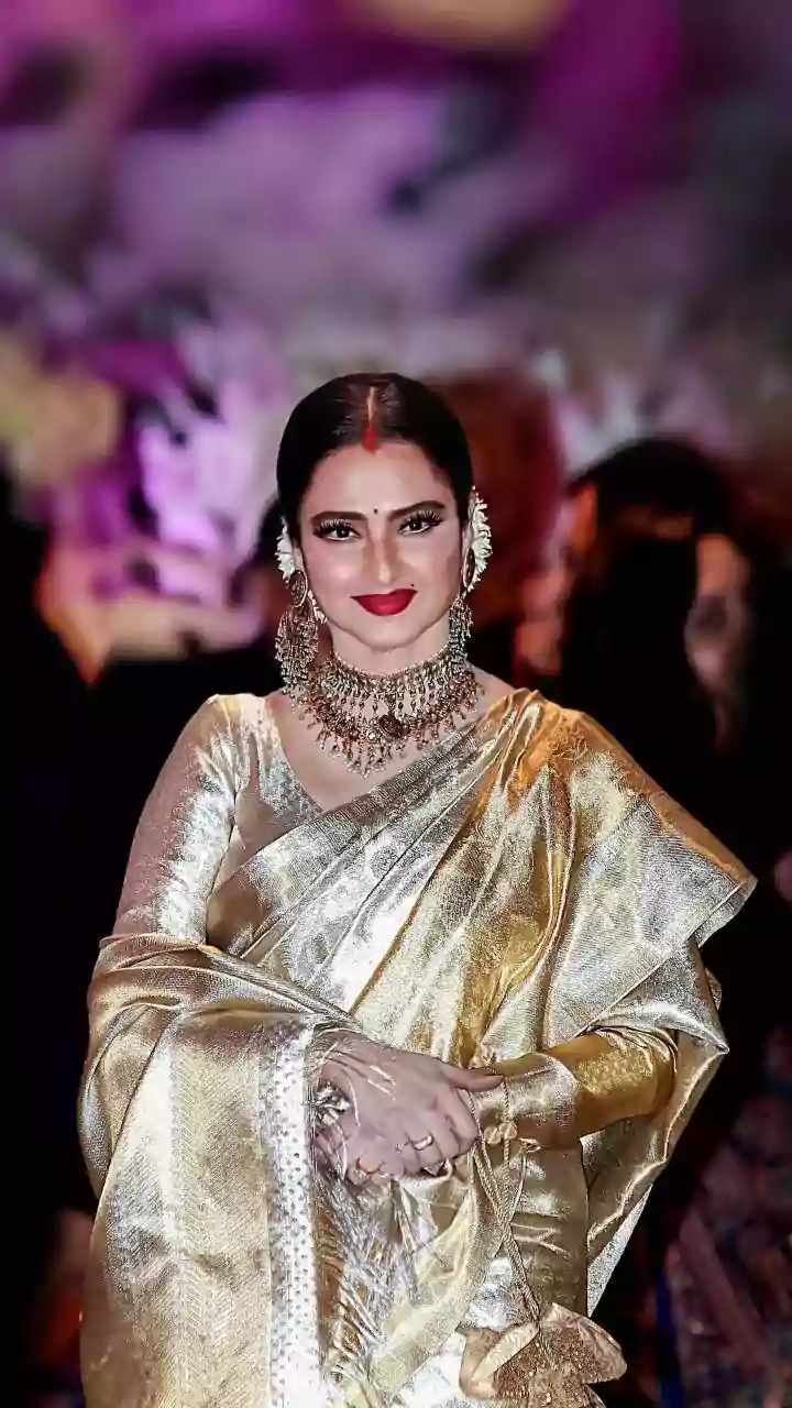 Rekha Kisses Amitabh Bachchan's Grandson Agastya Nanda's Ikkis Poster At Mumbai Screening; Watch Video